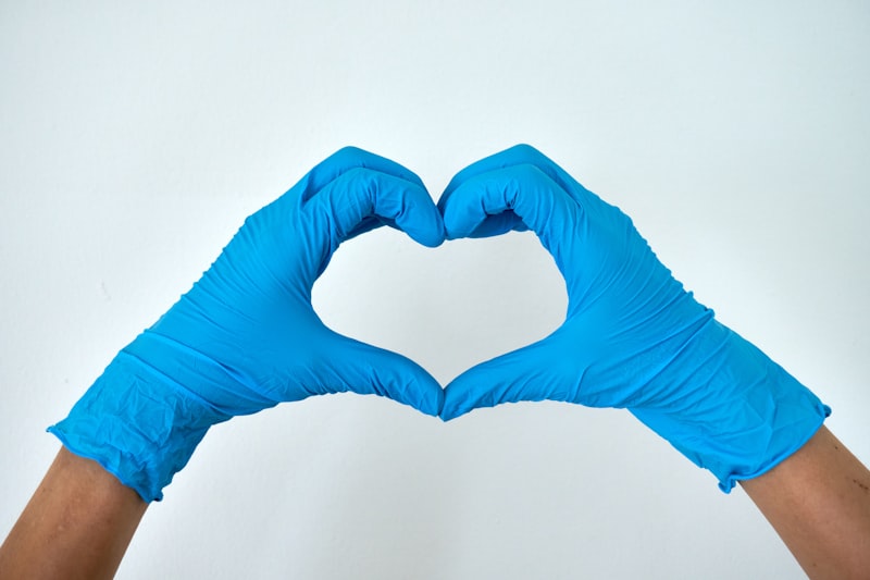 Limpieza con guantes azules
